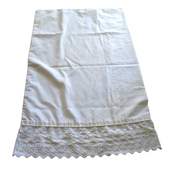 Vintage Martha Stewart Everyday Standard Pillowcases Pair of 2 Eyelet Scalloped - Picture 7 of 13